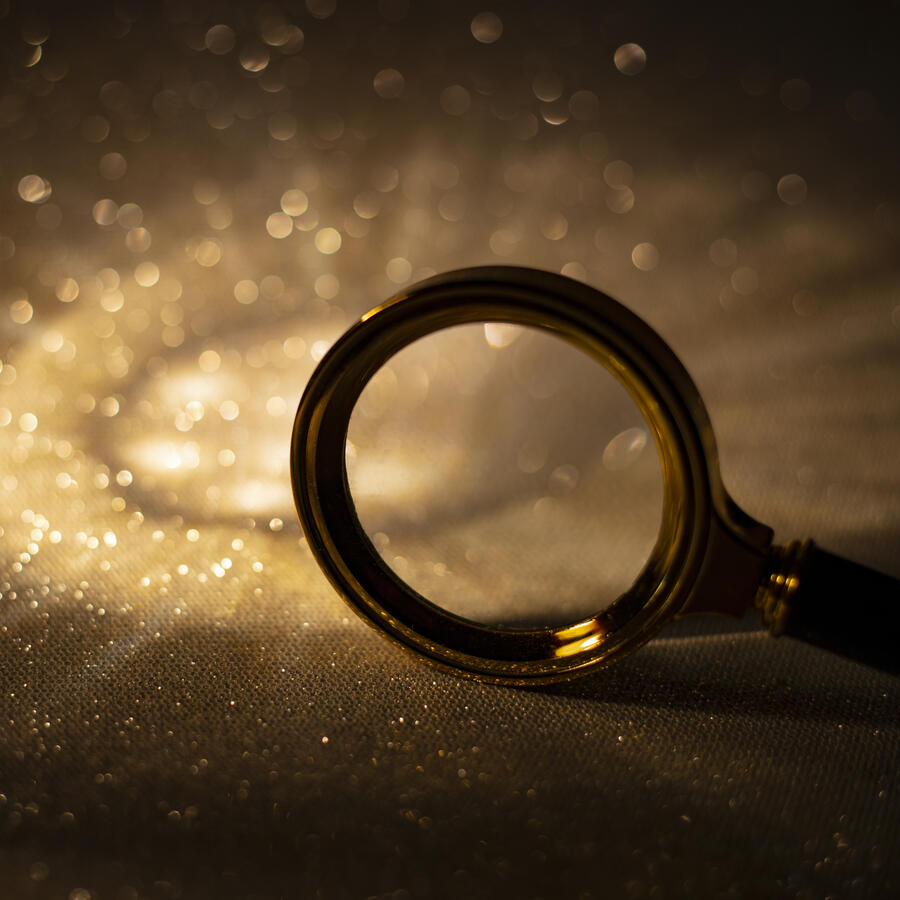 Magnifying glass and glittery light reflections