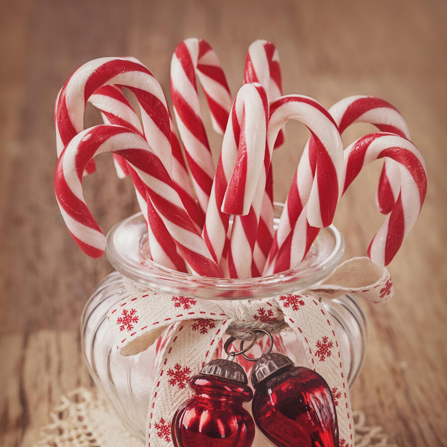Meeting of a group of little snowmen talking about therapy